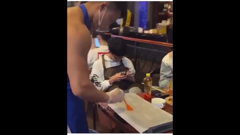 Прелестные официанты в ресторане macho hot pot