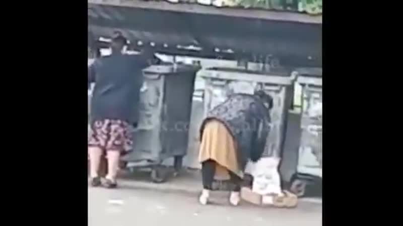 В казани две женщины засунули девочку в мусорный