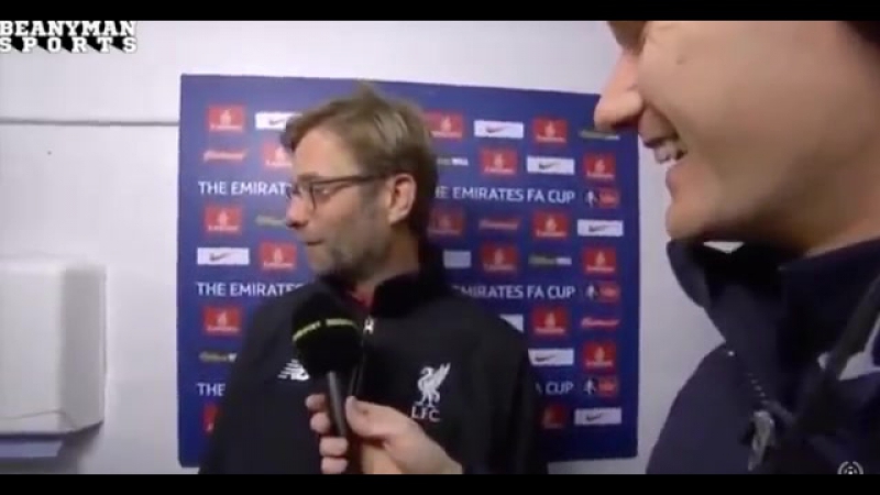 Юрген клопп даёт предматчевое интервью на кухне