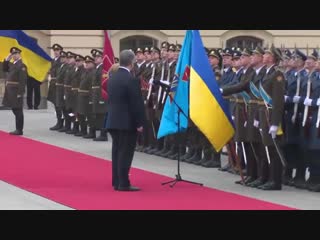 Украинский караул встретил меркель «бандеровским» приветствием