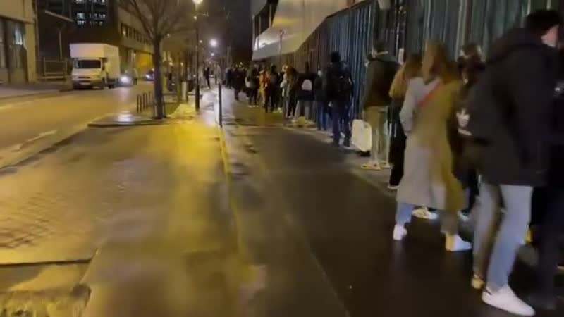 Французские студенты выстроились в очередь за бесплатным продовольственным пайком 500 человек