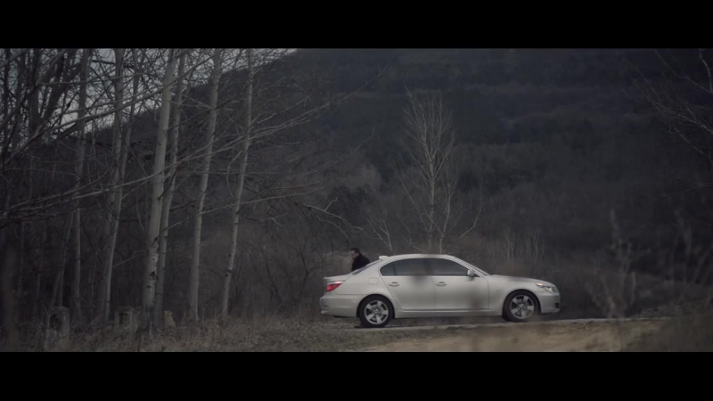 Отец решил оставить приемную дочь на дороге то, что он увидел в зеркале заднего вида, шокирует…