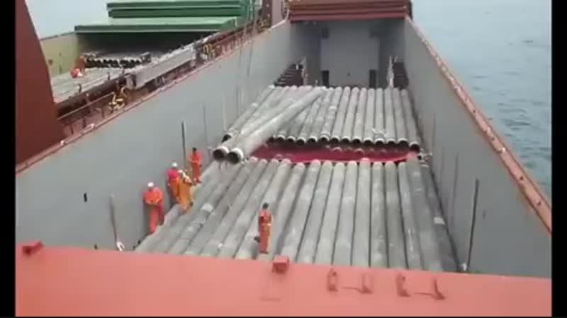 Неопытный крановщик, ветер или качка