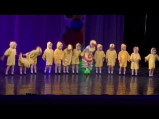 Открытая сцена цыплята