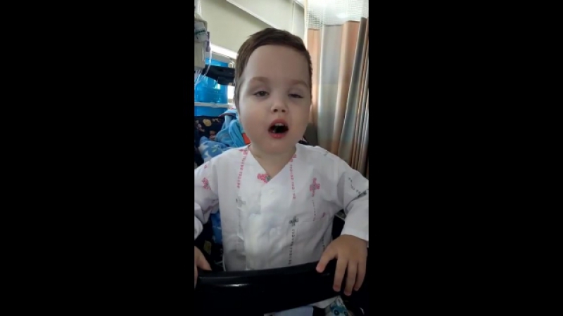 Кушает супчик