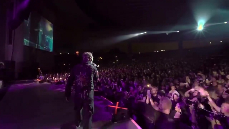 Вокалист группы slipknot доходчиво объяснил фанату, что не стоит залипать в телефон во время концерта