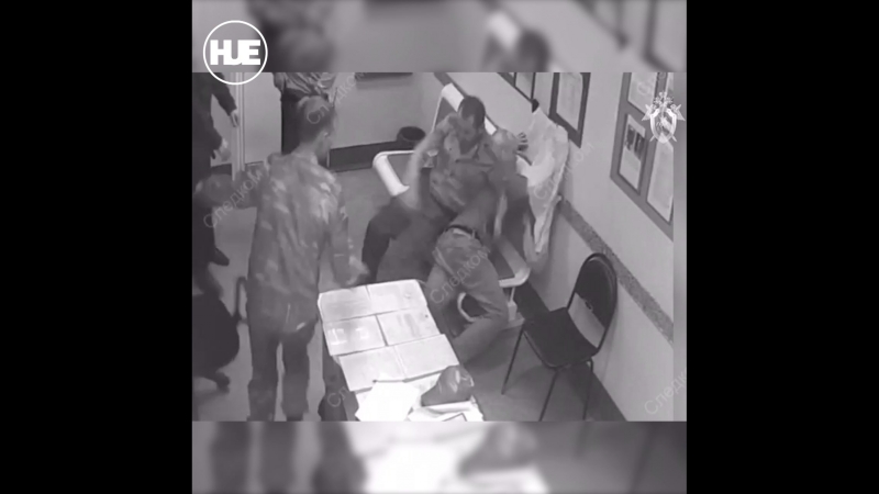 В кургане пьяный мужчина бросился с топором на полицейских