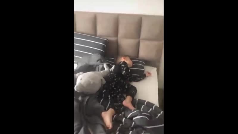 Мам, я там папу уложил в свою кровать можно я с тобой посплю? 😂