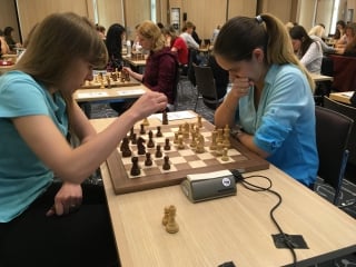 Alina kashlinskaya vs olga girya lors du championnat d'europe féminin d'échecs en blitz 2017 à monaco