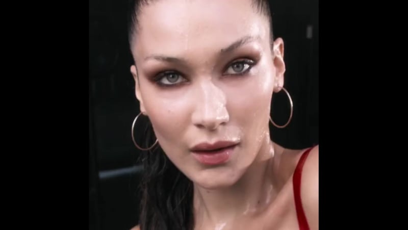 Белла хадид с кувалдой в руках стала новой героиней календаря журнала love