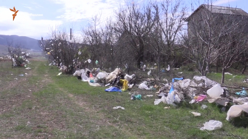 Крым продолжают заваливать мусором