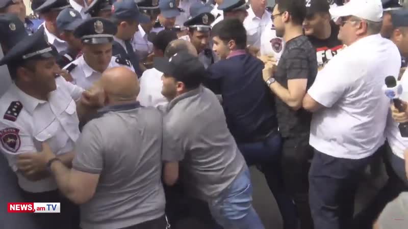 Քաշքշուկ ցուցարարների եւ ոստիկանների միջեւ «սորոսի» գրասենյակի մոտ