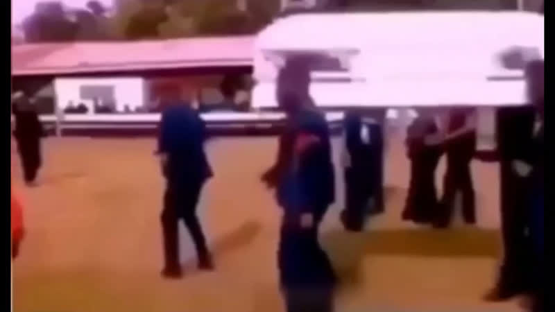 Негры несут девушку в комнату