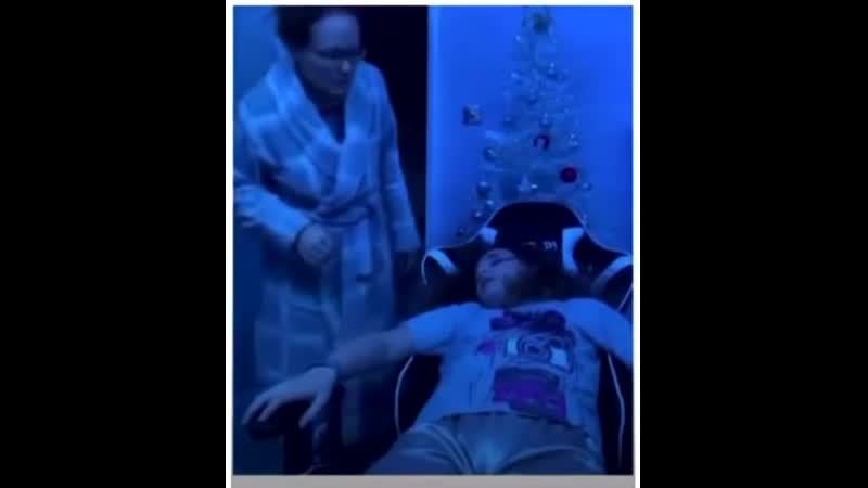 Когда сидишь поздно ночью и в твою комнату заходит мама