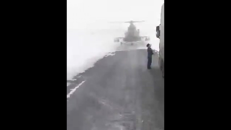 Пилот военного вертолёта сел на трассу, чтобы спросить дорогу