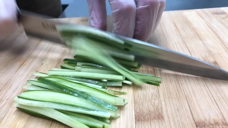 Режем огурец соломкой
