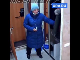 Почтальон обокрал жительницу тобольска пока она принимала посылку