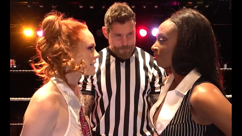 Комедийный похотливый женский рестлинг, шоколадка и милфа на ринге ублажают судью)