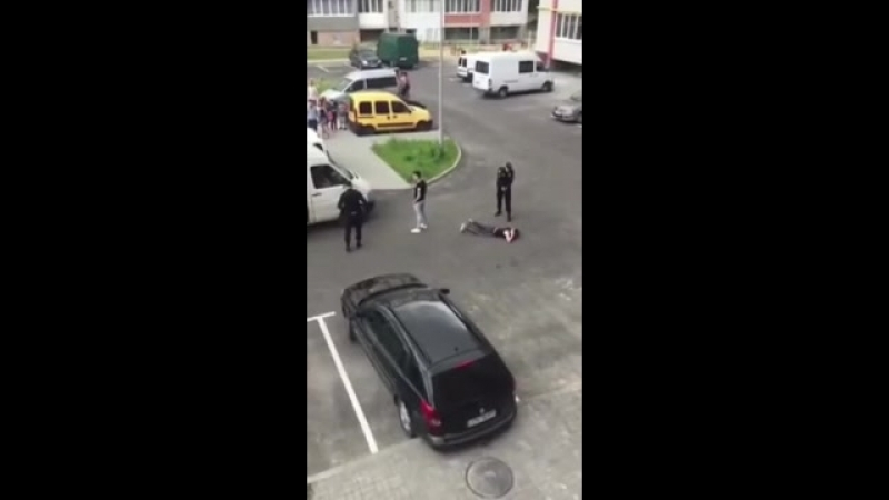 Парень отжал пистолет у копа