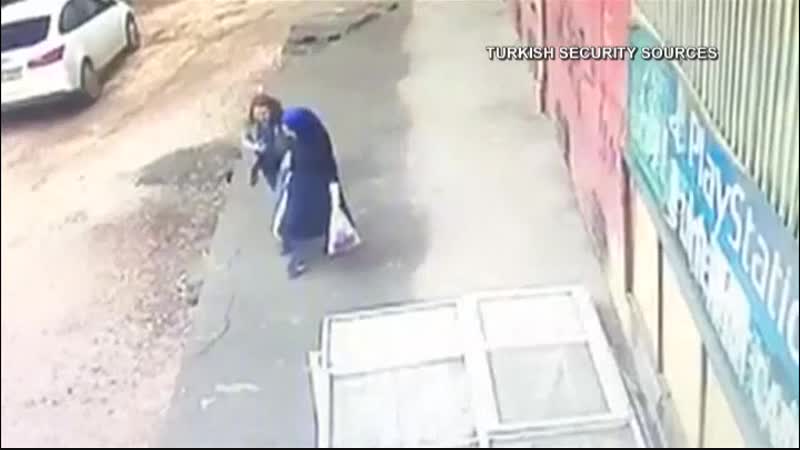 Видео под двумя женщинами обрушился тротуар в турции