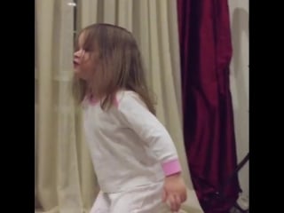 Теона готова на все лишь бы не ложиться спать