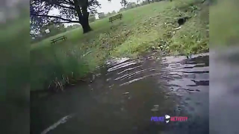 Полицейский спас аутичного мальчика, упавшего в пруд