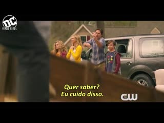 Stargirl courtney e sua família chegam em sua nova casa no sneak peek exclusivo do primeiro episódio da série legendado