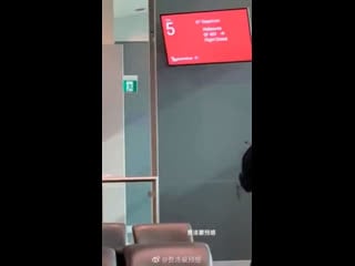 Jennie and jisoo spotted in their little stopover at sydney