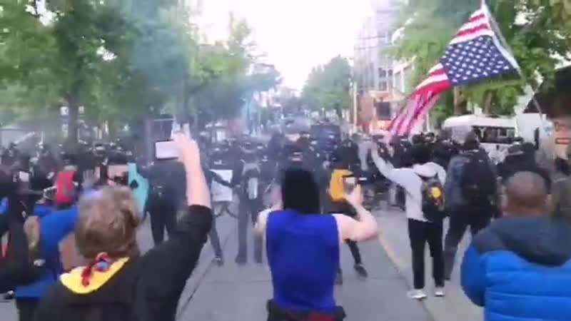 Полиция сиэтла активно применяет слезоточивый газ для разгона протестующих
