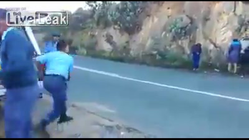 В юар полиция поймала четырех парней, воровавших яблоки приговор был вынесен на месте расстрел