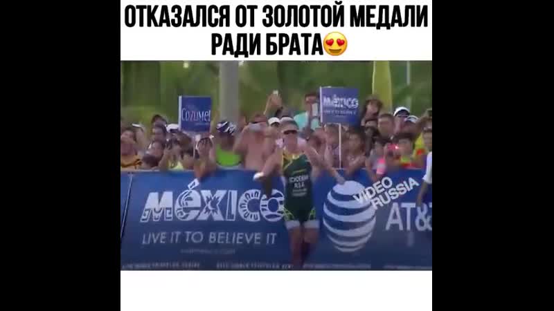 На заключительном этапе мировой серии по триатлону лидер гонки получил тепловой удар и стал терять сознание до финиша его дот