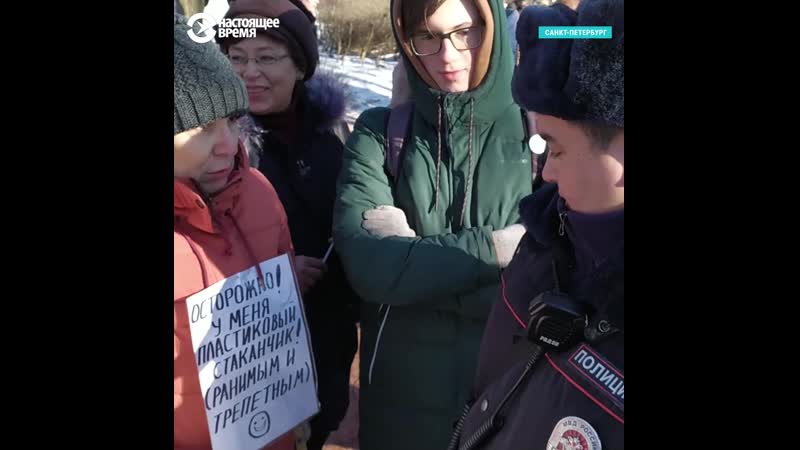 Женщина и полицейский на марше немцова