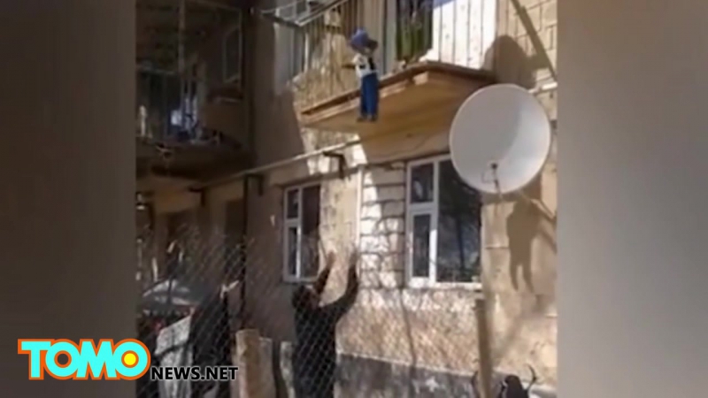 В казахстане мать сбросила 18 месячного ребёнка с балкона отцу