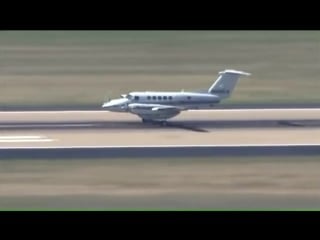 Пилот удачно посадил самолет, у которого не выпустилось переднее шасси(plane landing at oklahoma city airport after nose gear fa