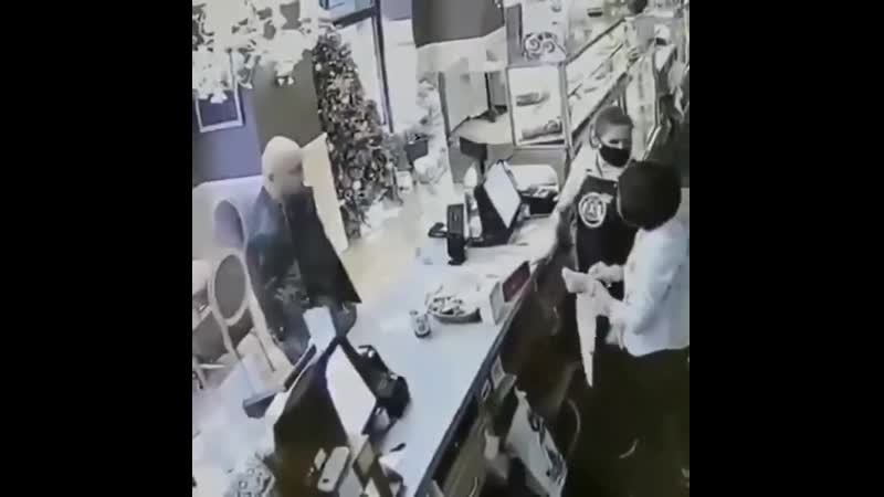 В санкт петербурге мужик истеричка разлил кофе на прилавок после просьбы надеть маску
