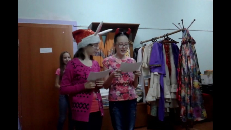 Подготоа к баттлу команда марии репетирует костюмированную сценку