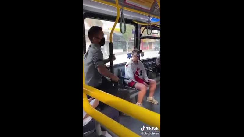 Парень предложил женщине надеть маску, в ответ она плюнула ему в лицо, а он отправил её идти пешком