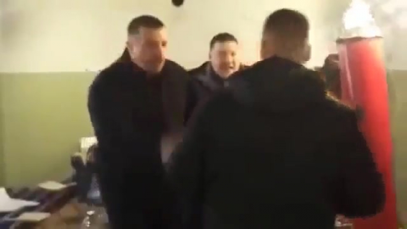 Выпивший мужчина показал своему приятелю, как правильно наносить удары (маты)