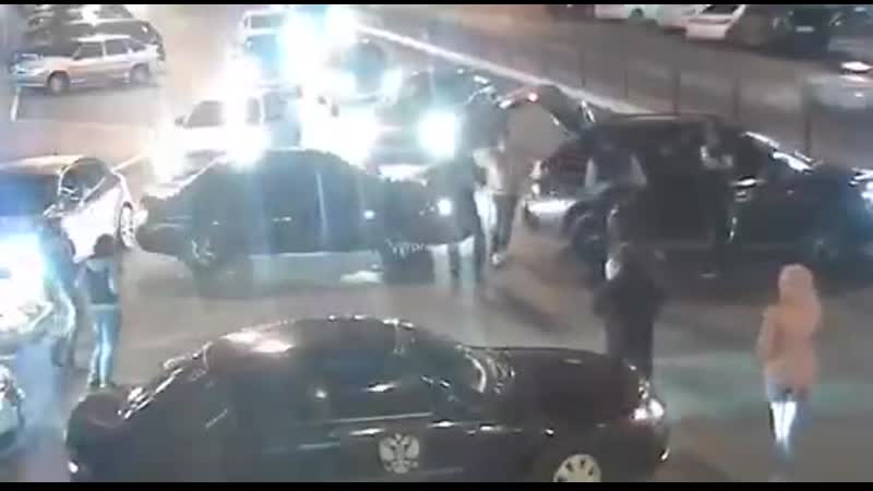 Каазцы с автоматами танцуют лезгинку, перегородив дорогу mp4