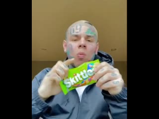 6ix9ine пробует skittles на ус [nr]