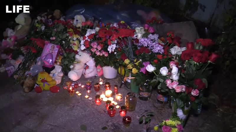 Люди несут цветы к месту молодые 18 летней лизы в саратове