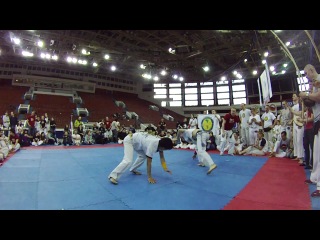 Виктор захаренко (axe capoeira) vs pe rapidinho (mundo capoeira) (benguela)