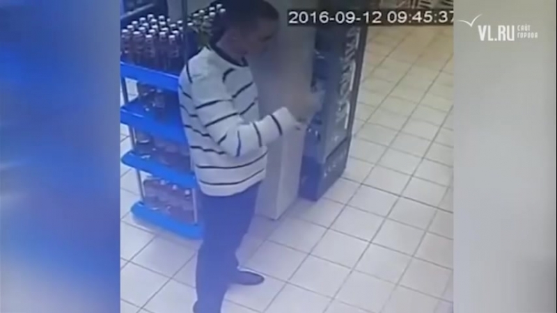 Житель владивостока залпом выпил бутылку водки в магазине, чтобы не платить