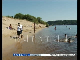 Сотни отдыхающих застряли на диком пляже, после того как полиция в ходе рейда арестовала все пассажирские лодки