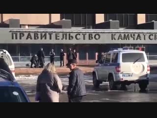 Полицейские задержали у здания правительства в петропавловске камчатском пенсионера, который пытался зайти туда с обрезом