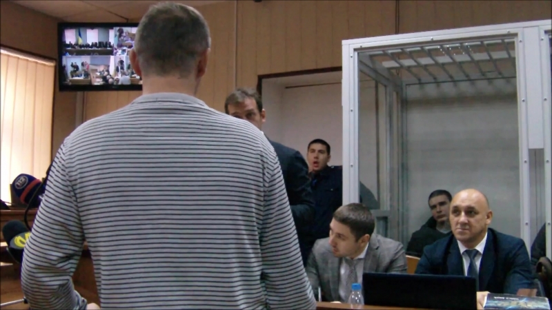 Міліціонери знущаються над героєм майдану в суді по справі небесної сотні
