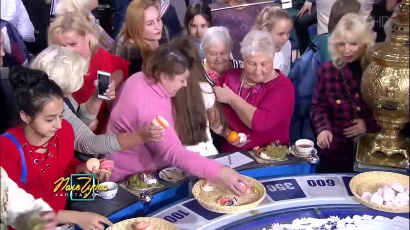 Россияне с пакетами устроили набег за едой на «поле чудес»