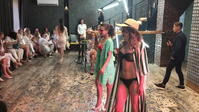 Показ купальников модели "fashion"