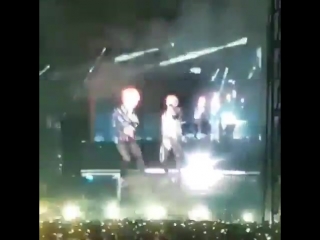 180826 lys in seoul| 2 день| taekook| чонгук рэпует, тэ подставляет свое колено для макнэ