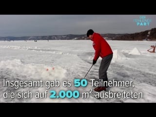 Golfen auf dem gefrorenen baikalsee
